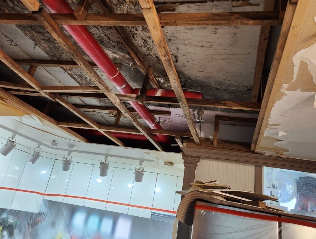 누수로 노출된 배관과 골조